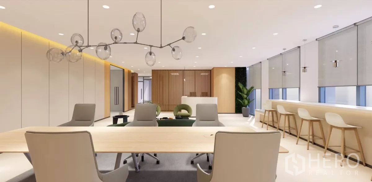 สำนักงาน ให้เช่าในHuai Khwang, Bangkok - มุมมองห้องประชุมเหนือพื้นที่โอเพ่นออฟฟิศ พร้อมโคมไฟระย้าและที่นั่งบาร์ริมหน้าต่าง