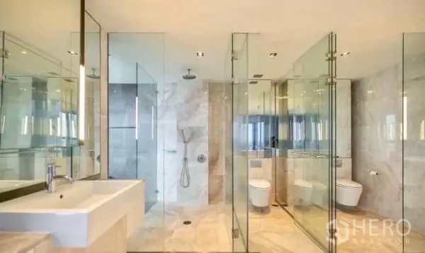 คอนโด ให้เช่าในSathon, Bangkok - ห้องน้ำหรูหราหินอ่อน พร้อมตู้กระจกและอุปกรณ์อาบน้ำคุณภาพ