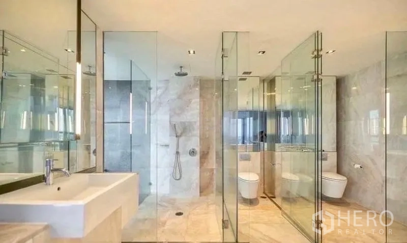 คอนโด ให้เช่าในSathon, Bangkok - ห้องน้ำหรูหราหินอ่อน พร้อมตู้กระจกและอุปกรณ์อาบน้ำคุณภาพ