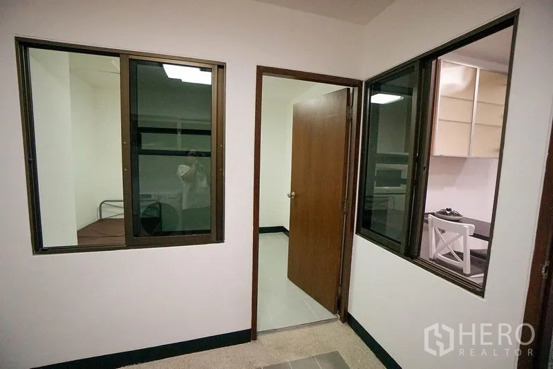 อพาร์ทเมนท์ ให้เช่าในWatthana, Bangkok - ห้องเอนกประสงค์หรือห้องแม่บ้านติดกับครัว มีหน้าต่างภายในและประตูไม้