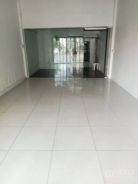 อาคารพาณิชย์ ให้เช่าในPhra Khanong, Bangkok - พื้นที่ค้าขายชั้นล่างสว่าง พื้นกระเบื้องสีขาว เพดานสูง และกั้นกระจกเชื่อมสู่ประตูบานเลื่อน