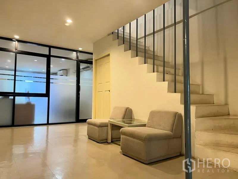 อาคารพาณิชย์ ให้เช่าในWatthana, Bangkok - โถงชั้นบน มีผนังกระจกกั้นห้องและเก้าอี้นั่งรับรอง