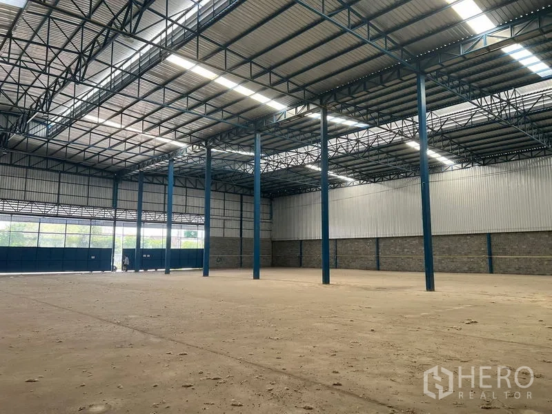 คลังสินค้า ให้เช่าในLat Krabang, Bangkok - ภายในโกดังโล่งกว้าง หลังคาสูง โครงเหล็ก และพื้นโล่งพร้อมใช้งาน