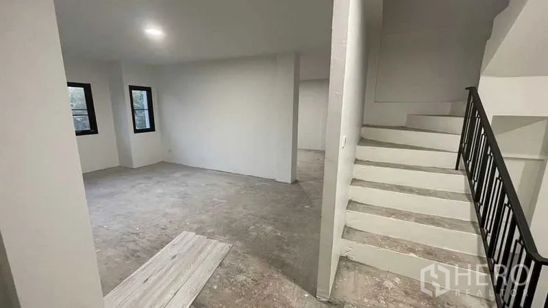 联排别墅 出售在Prawet, Bangkok - 多层联排别墅正立面，带围栏与停车区。