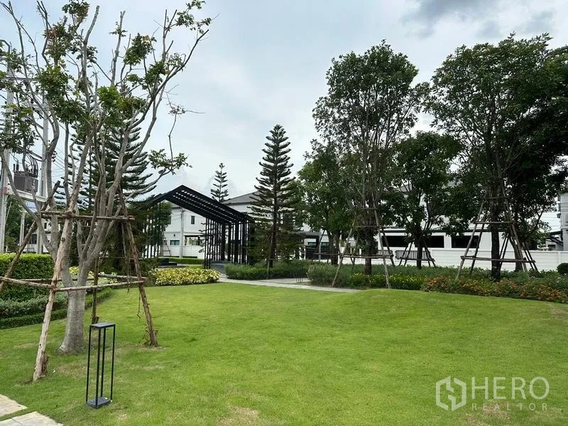 Detached House for sale in Khlong Sam Wa, Bangkok - Landscaped communal garden with lawn, pavilion and mature trees