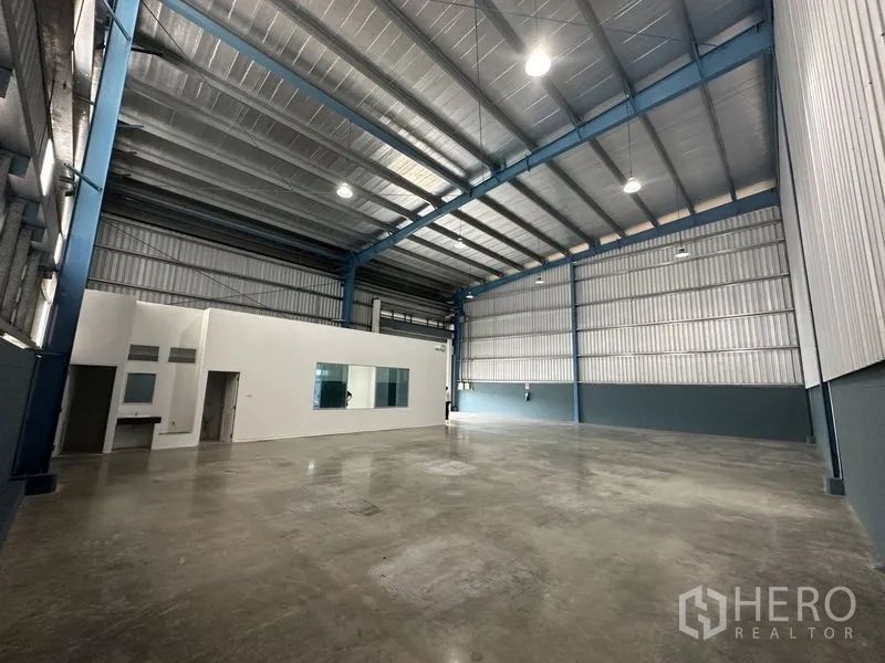 โรงงาน ให้เช่าในBang Phli, Samut Prakan - พื้นที่อุตสาหกรรมเพดานสูง โครงเหล็กสีน้ำเงิน หลังคามีฉนวน และพื้นคอนกรีตเรียบ