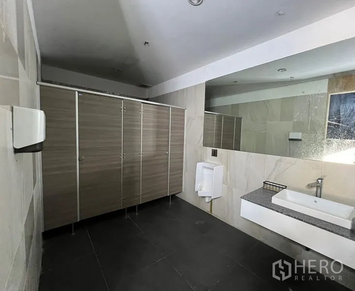 零售空间 出租在Din Daeng, Bangkok - 干净卫生间，隔间、超大镜面、尿斗与台盆。