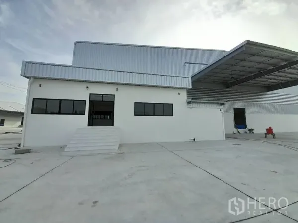 工厂 出租在Mueang Rayong, Rayong - 与厂房相连的前置办公楼，设台阶与雨棚。