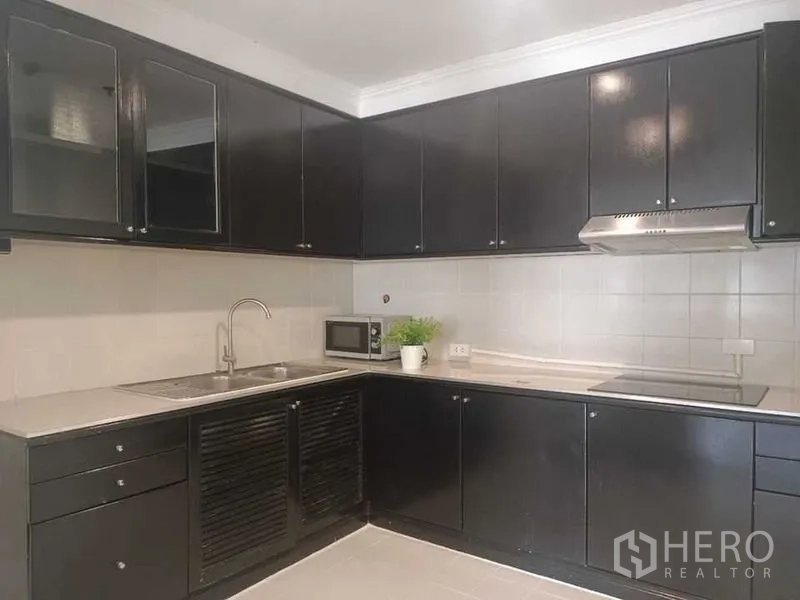 คอนโด ให้เช่าในWatthana, Bangkok - ครัวยูเชฟพร้อมตู้สีดำ อ่างล้างจาน เตา และเครื่องดูดควัน
