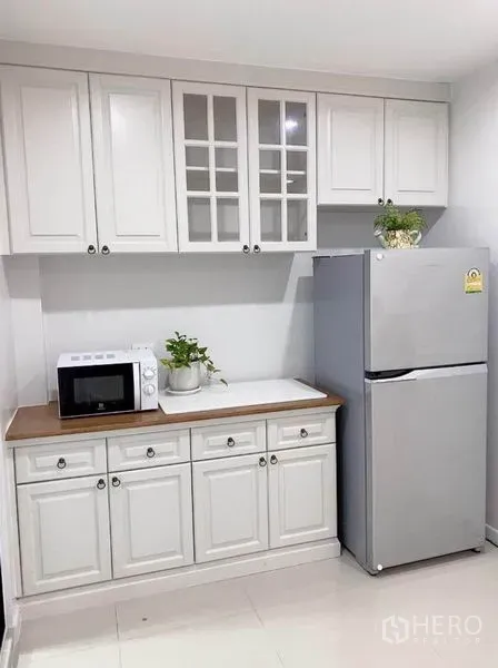ทาวน์เฮาส์ ให้เช่าในPrawet, Bangkok - แพนทรีบิวท์อินโทนขาว ตู้เก็บของบน-ล่าง ท็อปไม้ ไมโครเวฟ และตู้เย็นสแตนเลส