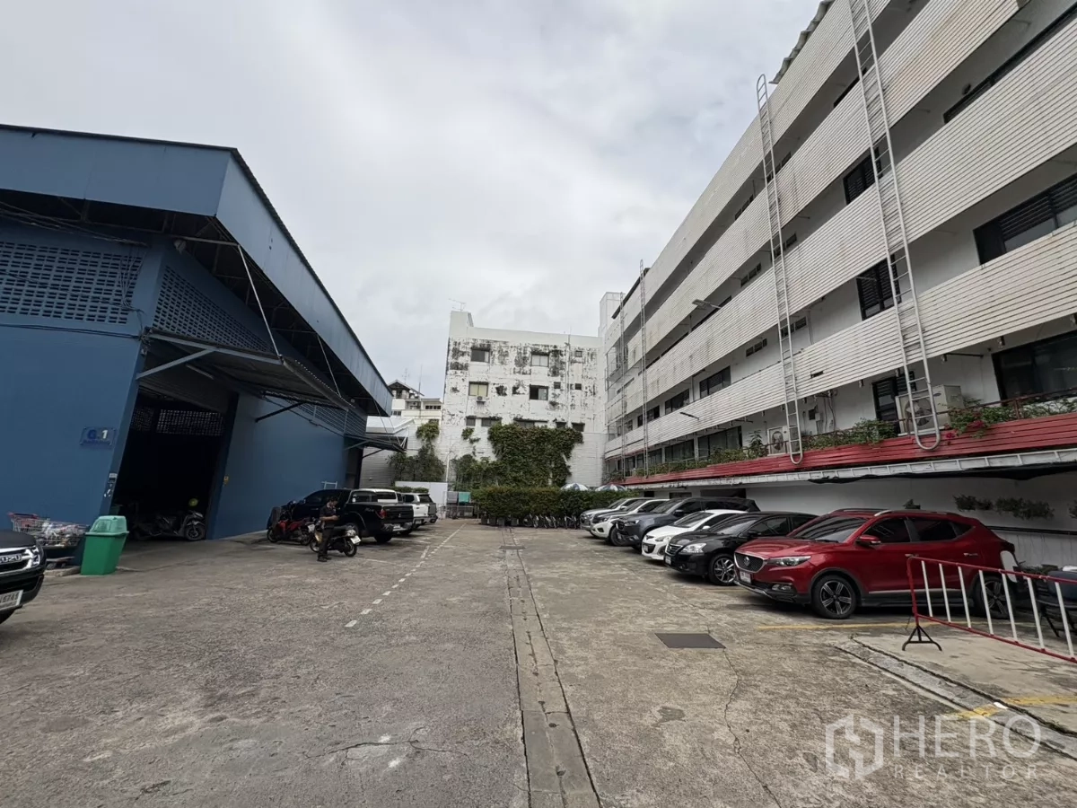 办公空间 出租在Watthana, Bangkok - 办公楼与仓库之间的车道，划线停车位。