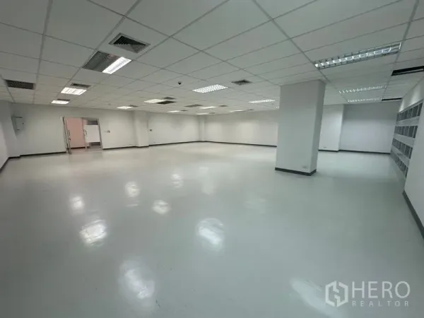 办公空间 出租在Bang Rak, Bangkok - 开放式工作区，吊顶照明与空调，侧面双开门通往服务区。