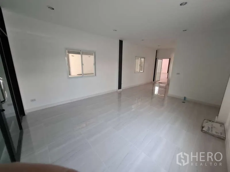 货栈 出租或出售在Bang Phli, Samut Prakan - 一层宽敞办公室，亮面地砖与多扇窗