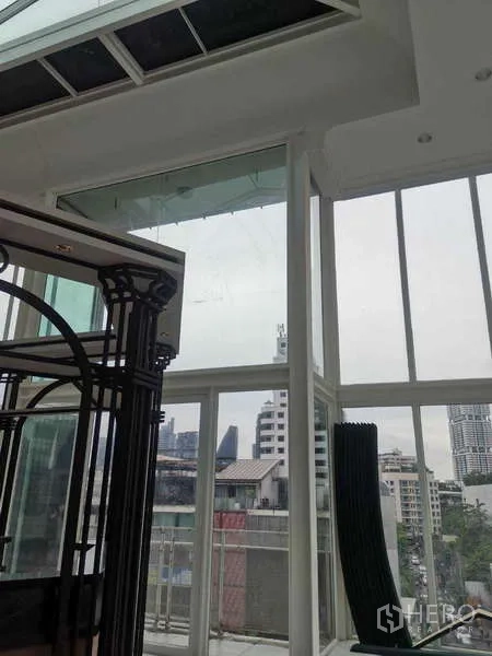 零售空间 出租 - 转角休闲区，酒红色沙发与线条墙面