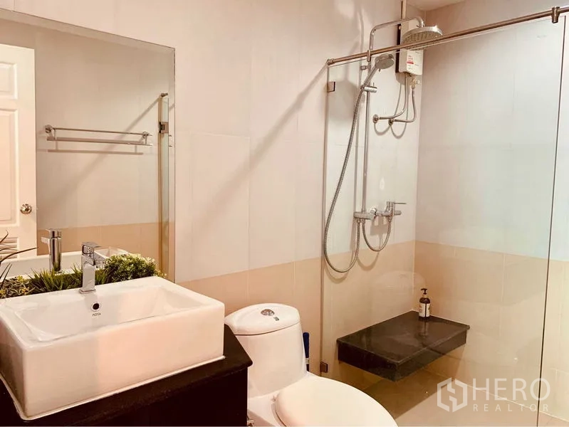 คอนโด ให้เช่าในWatthana, Bangkok - ห้องน้ำพร้อมตู้กระจกกั้นอาบน้ำ ฝักบัวเรนชาวเวอร์ อ่างล้างหน้า และโถสุขภัณฑ์