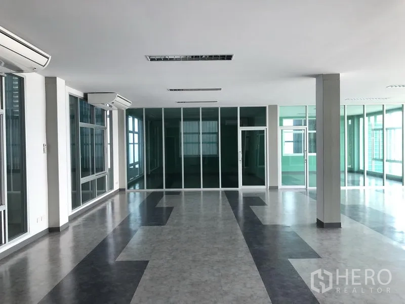 Factory for rent or sale in Bang Phli, Samut Prakan - Open office space with glass partitions and cassette air conditioners.