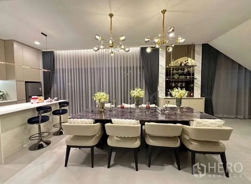 บ้าน ให้เช่าในLat Krabang, Bangkok - ห้องรับประทานอาหาร โต๊ะหินอ่อน โคมไฟสมัยใหม่ และเคาน์เตอร์บาร์