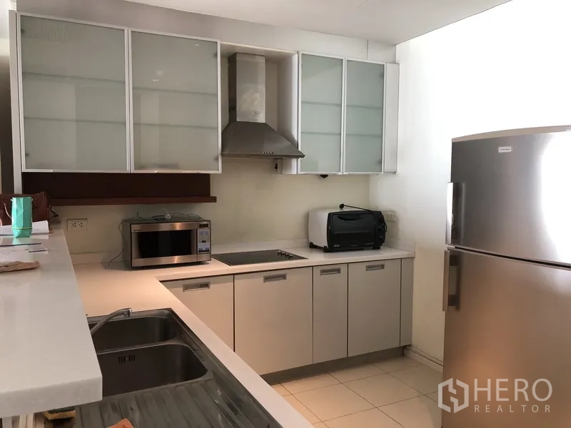 คอนโด ให้เช่าในKhlong Toei, Bangkok - ครัวแยกบิวต์อิน ตู้สีขาว เตาไฟฟ้า เครื่องดูดควัน และตู้เย็นสแตนเลส