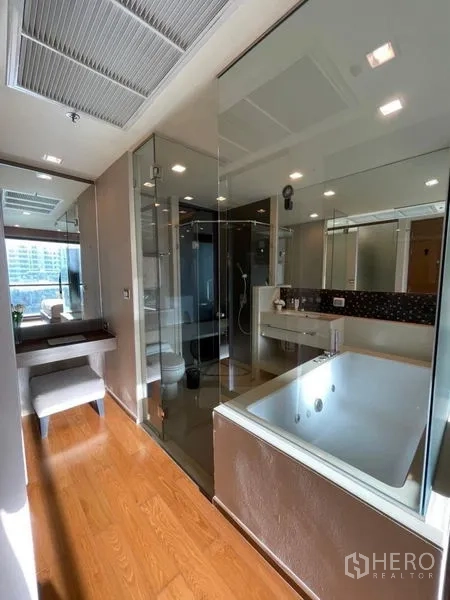 公寓 出售在Bang Rak, Bangkok - 主卫配玻璃围合的浸泡浴缸、独立淋浴间与洗手台。
