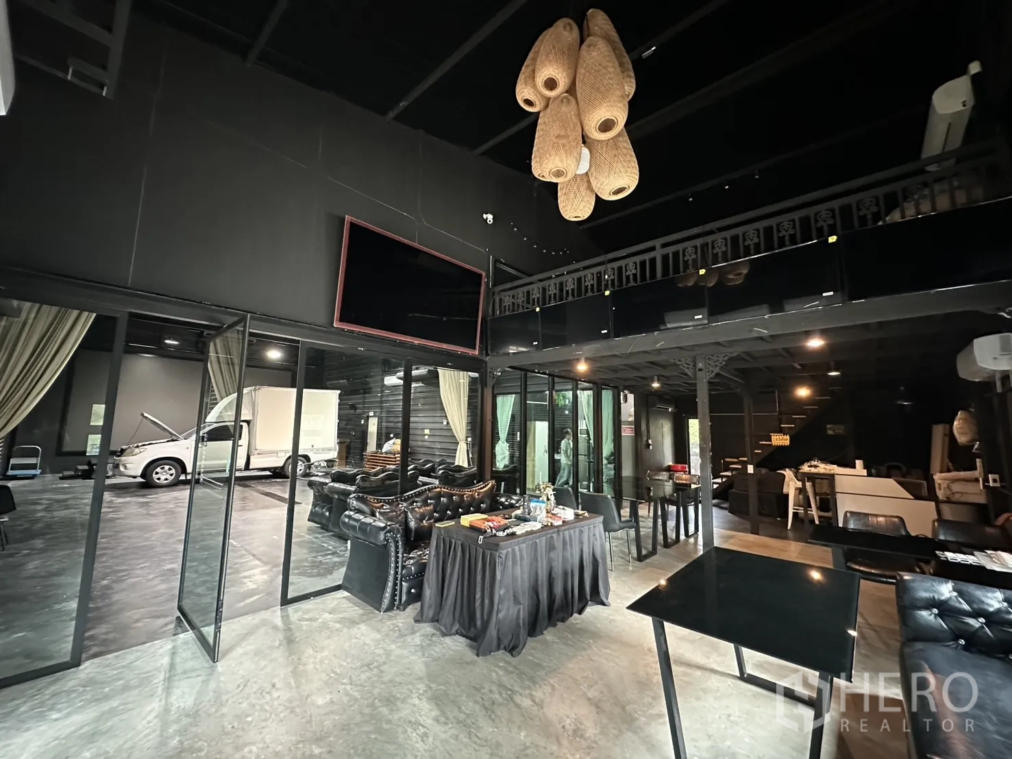 โกดัง for rent in Phra Khanong, Bangkok - โซนต้อนรับและพักผ่อนกั้นกระจกใต้ชั้นลอย