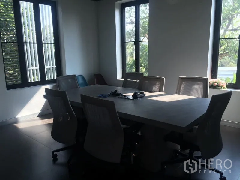 สำนักงานที่บ้าน ขาย - ห้องประชุมส่วนตัว โต๊ะประชุมขนาดใหญ่และหน้าต่างสูงมองเห็นต้นไม้