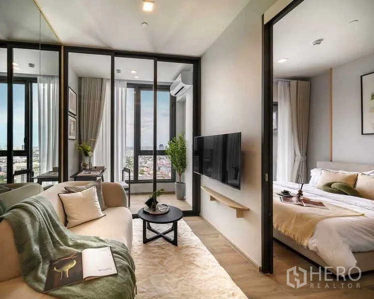 คอนโด ให้เช่าในChatuchak, Bangkok - ห้องนั่งเล่นสว่างกั้นกระจก ติดทีวี เชื่อมสู่ห้องนอนและระเบียงวิวเมือง