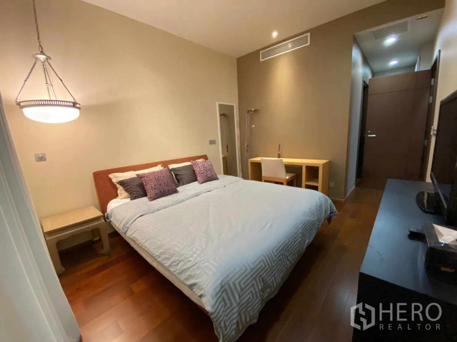 คอนโด ให้เช่าในWatthana, Bangkok - อีกมุมของห้องนอนหลักมองไปทางทางเข้า พร้อมโต๊ะทำงานบิลท์อินและไฟฝ้าซ่อน