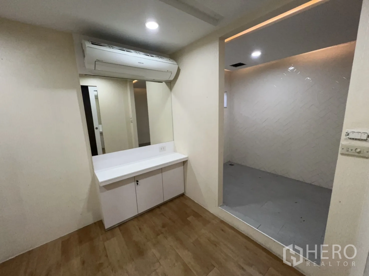 店屋 出租或出售在Watthana, Bangkok - 咨询/护理室，带台面、镜子和相邻瓷砖区