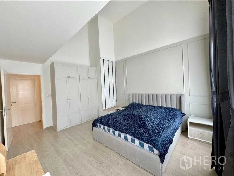 联排别墅 出租或出售在Prawet, Bangkok - 宽敞主卧，内置衣柜与挑高天花。