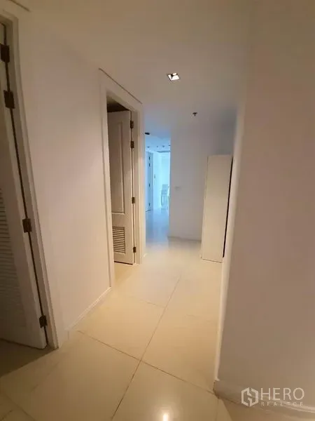 คอนโด ให้เช่าในPathum Wan, Bangkok - โถงทางเดินกว้าง ปูพื้นกระเบื้องเงา นำไปสู่โซนห้องนอน