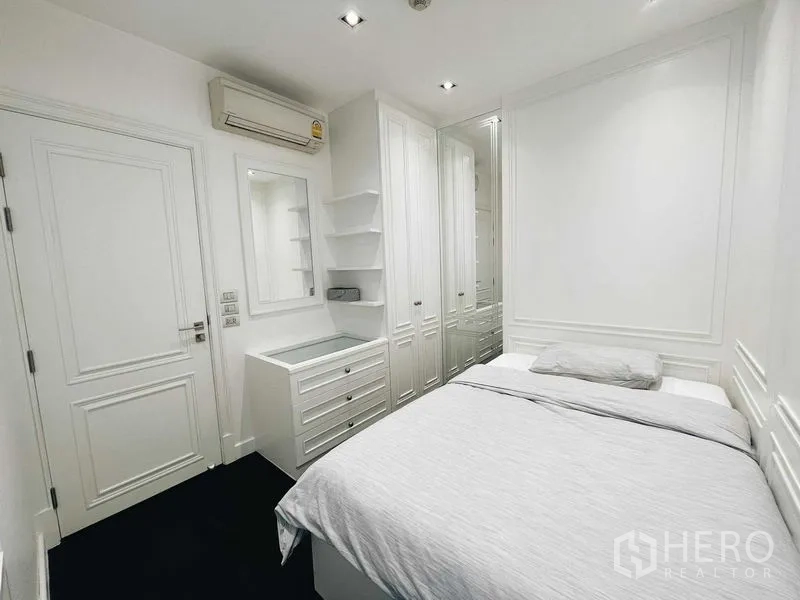 Condominium for rent or sale in Bang Kho Laem, Bangkok - Second bedroom featuring fitted wardrobes, dressing counter, and air conditioning.