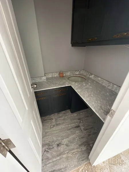 零售空间 出租 - 小型茶水间，仿大理石台面与深色橱柜