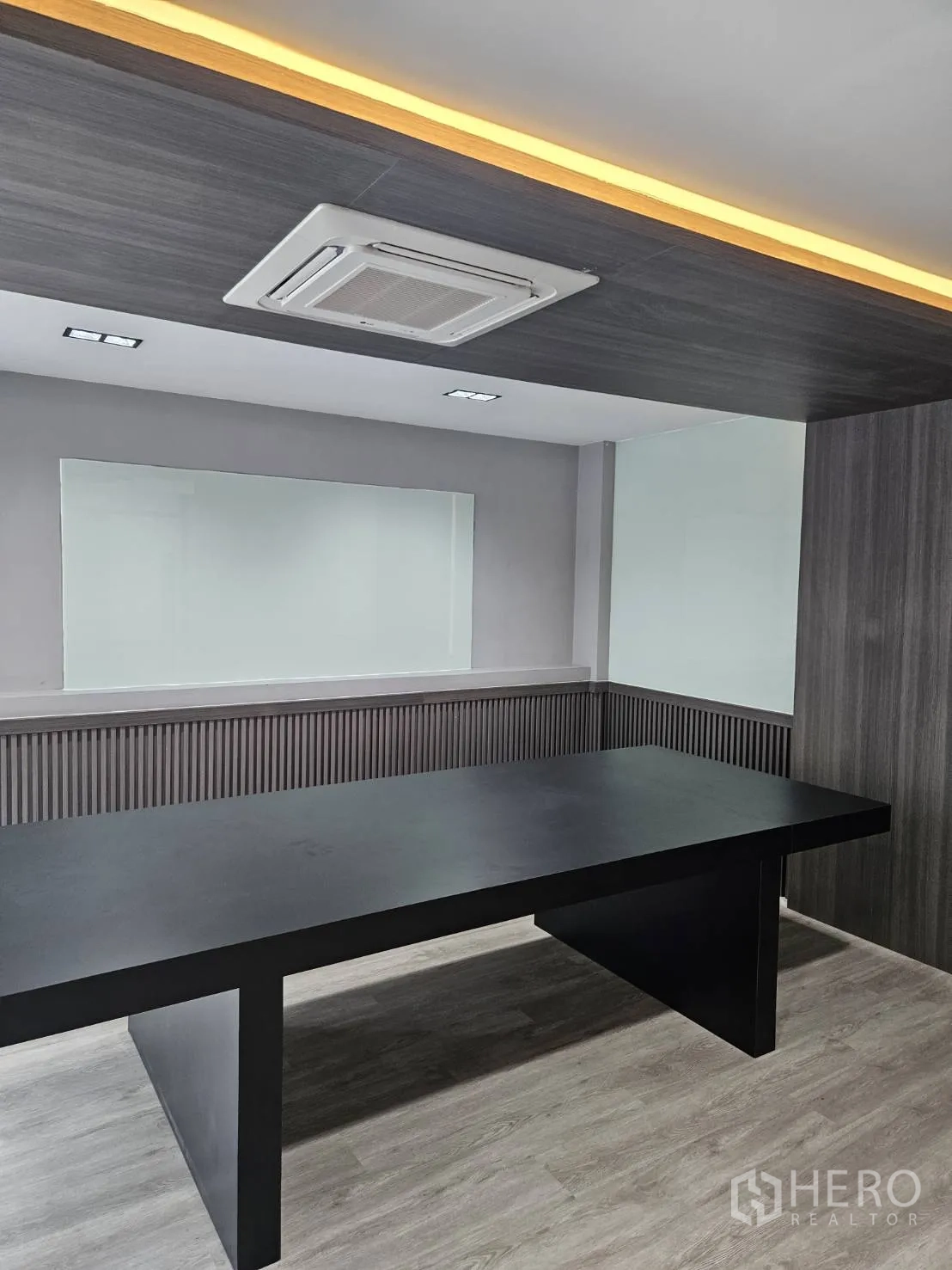 家庭办公室 for rent in Bang Khen, Bangkok - 现代会议室，黑色会议桌、卡式空调与玻璃隔断。