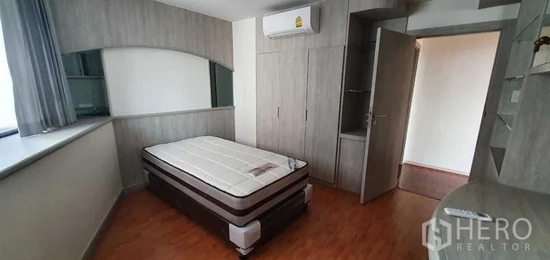 คอนโด ให้เช่าในKhlong Toei, Bangkok - ห้องนอนขนาดกะทัดรัดพร้อมตู้เสื้อผ้าบิลท์อิน ชั้นวาง และแอร์