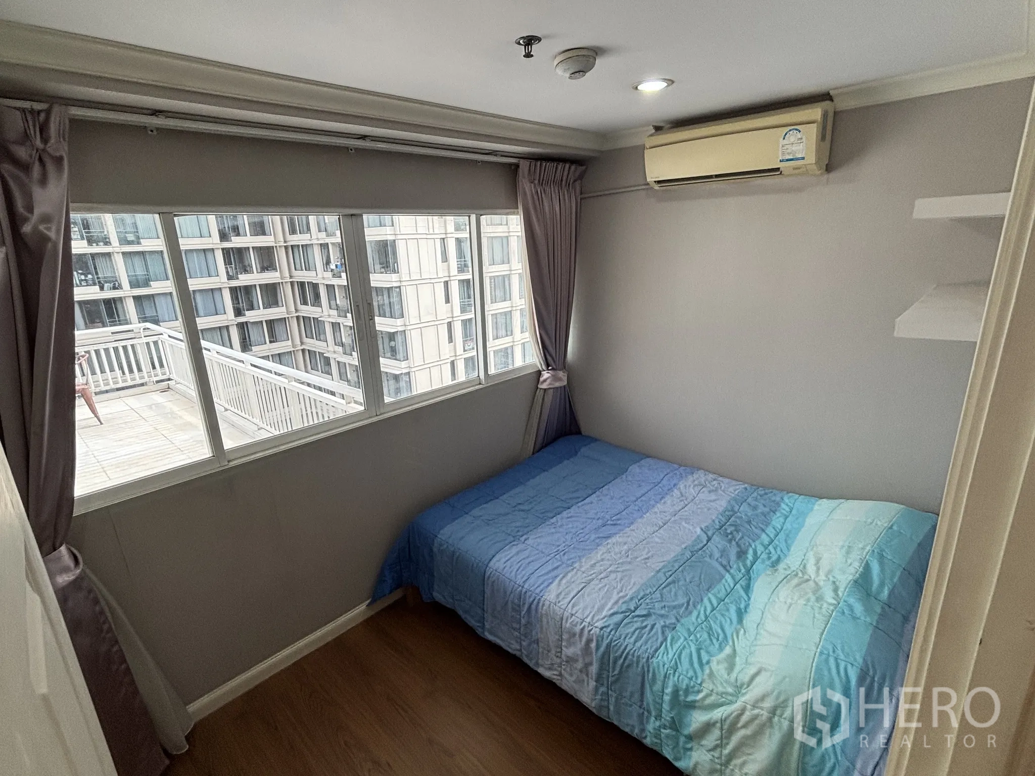 คอนโด ให้เช่าในWatthana, Bangkok - ห้องนอนรองขนาดกะทัดรัด มองเห็นระเบียงส่วนตัวและตึกข้างเคียง