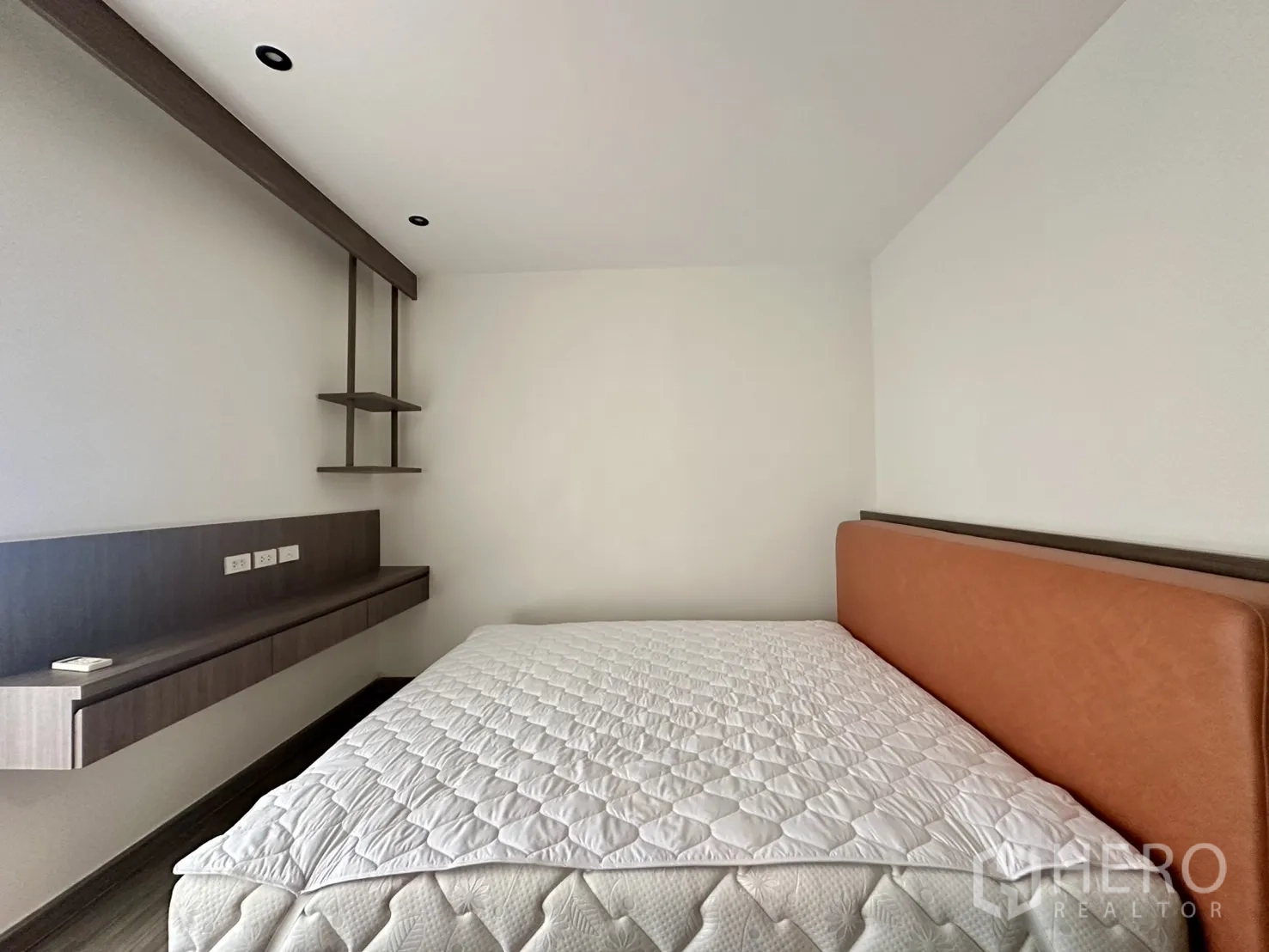 สำนักงานที่บ้าน ให้เช่าในPhra Khanong, Bangkok - ห้องนอนหัวเตียงสีส้ม ชั้นลอย และโต๊ะบิลท์อิน