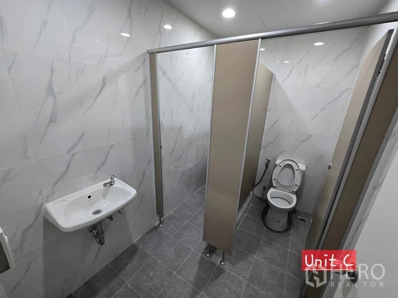 带办公室的家 出租在Chatuchak, Bangkok - 全新瓷砖卫生间，带隔断、壁挂洗手盆与坐厕隔间。