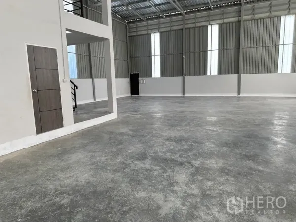 货栈 出租在Lam Luk Ka, Pathum Thani - 仓库内部空间高挑，抛光混凝土地面，采光天窗与夹层办公室