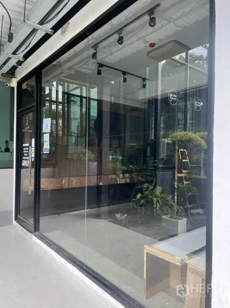 พื้นที่ขายปลีก ให้เช่าในWatthana, Bangkok - พื้นที่ค้าปลีกชั้นล่าง กระจกเต็มบาน โครงเหล็กสีดำ ไฟราง และพื้นปูนเปลือยภายใน