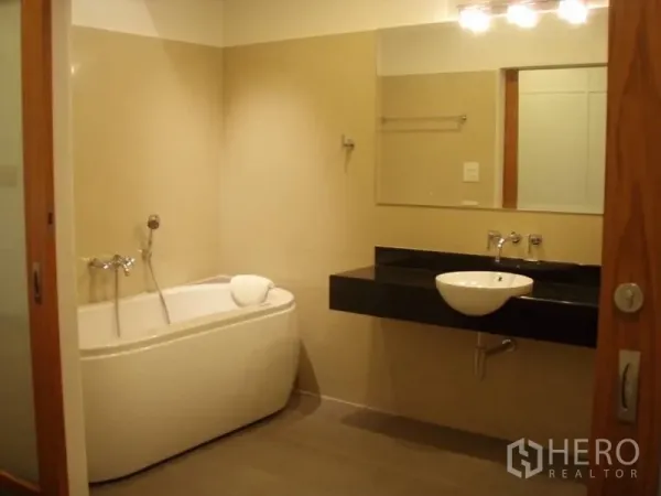 บ้าน ให้เช่าในHuai Khwang, Bangkok - ห้องน้ำสไตล์โมเดิร์น มีอ่างอาบน้ำ เคาน์เตอร์ท็อปสีดำ อ่างล้างหน้าและกระจกบานใหญ่