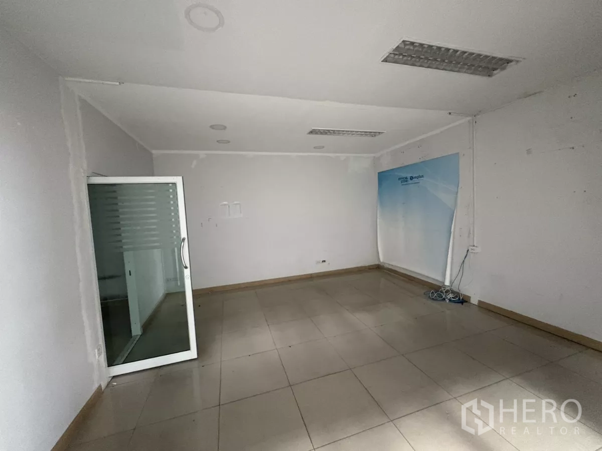 คลังสินค้า ให้เช่าในBang Phli, Samut Prakan - ห้องออฟฟิศขนาดกระทัดรัด ปูกระเบื้อง ไฟดาวน์ไลท์ และประตูกระจกบานเลื่อน.