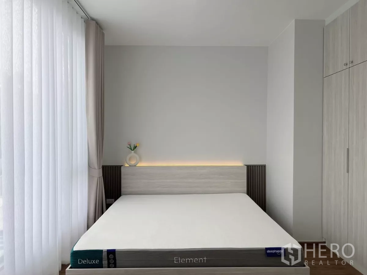 ทาวน์เฮาส์ ให้เช่าในBang Phli, Samut Prakan - หัวเตียงห้องนอนใหญ่มีไฟซ่อน และผ้าม่านสูงจรดเพดาน