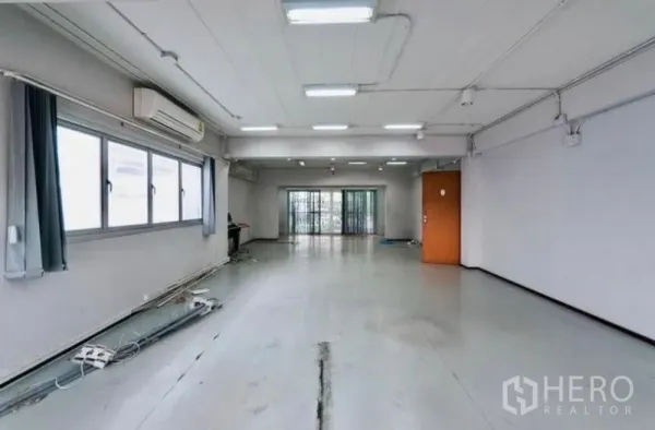 สำนักงานที่บ้าน ให้เช่าหรือขาย - ชั้นโถงสำนักงานแบบโอเพ่นสเปซ กว้างสว่าง มีหน้าต่าง ไฟเพดาน และประตูกระจกบานเลื่อน