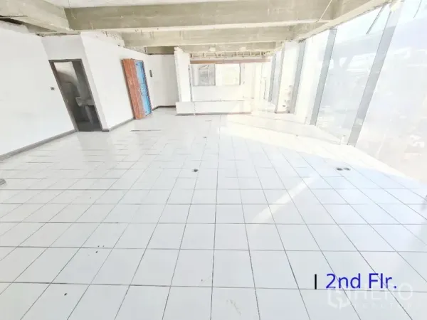 店屋 出租在Bang Na, Bangkok - 二层开放式办公区，白色地砖，大窗采光并设有卫生间入口。
