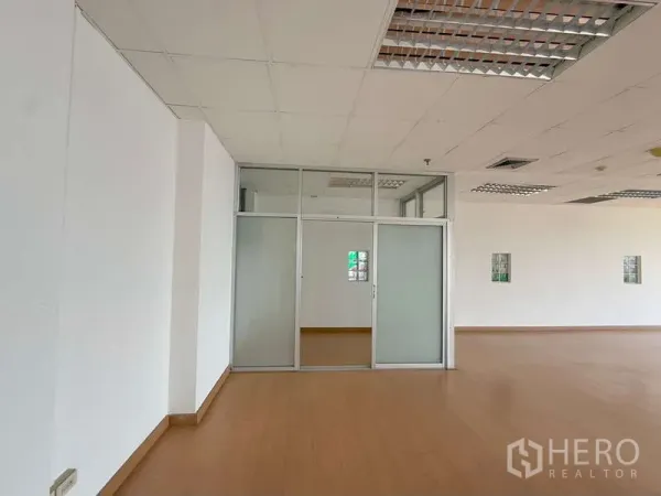 办公空间 出租在Chatuchak, Bangkok - 办公室内设有带推拉门的玻璃隔间。