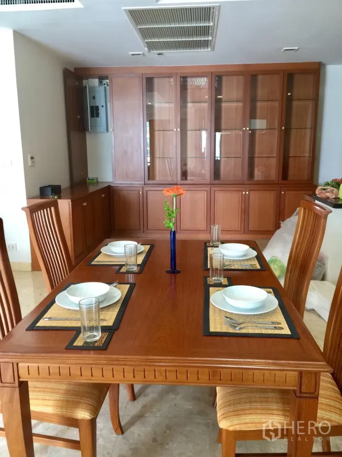 คอนโด ให้เช่าในKhlong Toei, Bangkok - โต๊ะรับประทานอาหารไม้พร้อมตู้โชว์บิลท์อินและพื้นหินอ่อน