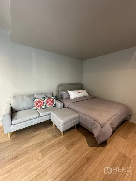 带办公室的家 出租在Suan Luang, Bangkok - 紧凑公寓空间，床与沙发，木质地板。