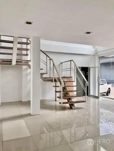 货栈 出租在Prawet, Bangkok - 开放式踏步楼梯，连接展厅与夹层办公室。