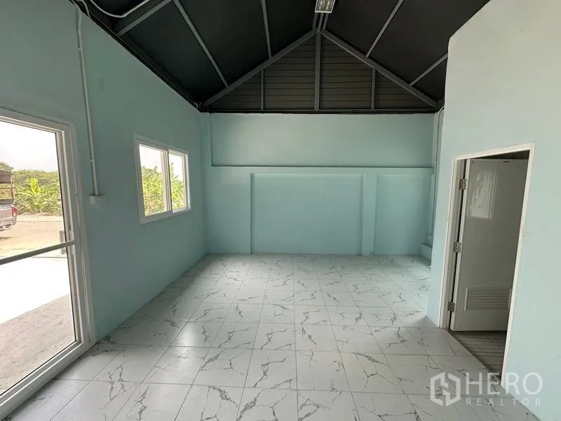 工厂 出租在Pak Kret, Nonthaburi - 办公室内景，仿大理石地砖、窗户与相连洗手间