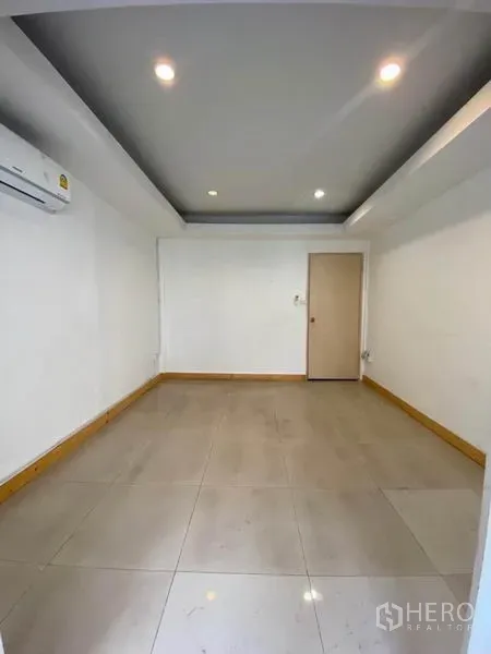 ทาวน์เฮาส์ ให้เช่าในKhlong Toei, Bangkok - ห้องโล่งสว่าง พื้นกระเบื้อง ไฟดาวน์ไลท์ และเครื่องปรับอากาศติดผนัง